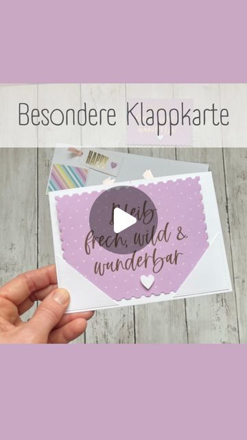 Brigitte Keiling - Stampin‘ Up! Demonstratorin on Instagram: "Noch schnell zwei Geburtstagskarten gezaubert, bevor es mit dem Zug nach Leipzig zu einem Mädels-WE geht. 💜  Türkarte mit besonderem Schließmechanismus klingt irgendwie komisch. Ein passender Name dafür ist mir nicht eingefallen. Daher ist es halt eine besondere Faltkarte - passt immer! 🤭  Und hier sind die Maße: Farbkarton Grundweiss extrastark 29,7cm x 10,5cm - lange Seite beidseitig falzen bei 7,4cm   Einleger: Farbkarton 13cm x 9cm  2x Designerpapier 6,9cm x 5cm  Der Soruch ist mit Versamark gestempelt und in Gold embossed.   Alle Materialien sind von @stampinupofficial   Bestellen kannst Du die Stampin‘ Up! - Pridukte über den Onlineshop:  ➡️ SHOP.STEMPELFANTASIE.COM ⬅️  #stampinup #besonderekartenform #bastelnmitpapier #