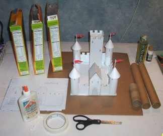 Templates to build castles out of cereal boxes & loo rolls, because everyone needs a castle! Castle Neuschwanstein, Paper Castle, Castle Crafts, Castle Project, Cardboard Castle, Awesome Crafts, Cereal Boxes, Neuschwanstein Castle, Glitter Houses