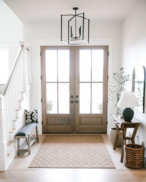 Progress Lighting on Instagram: “Set the tone for your home 🏡 with the Winslett foyer light, which adds a stylish touch to this @fridleyhomes entryway! ⁠⁠ ⁠⁠ Immerse…” Small Foyer Design, Small Foyer Ideas, Transitional Entryway, Small Entryway Table, Entryway Light Fixtures, Foyer Ideas Entryway, Foyer Light, Small Foyer, Foyer Lighting