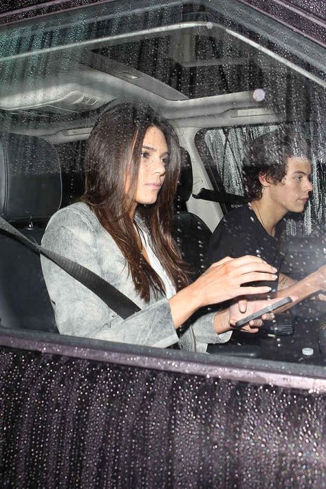 Yep, just casually sitting in a car together. Breathing the same air. Harry Styles Quiz, Pictures Of Harry Styles, Harry Styles And Kendall Jenner, Kendall Harry, Kendall And Harry Styles, Harry Styles Dating, Harry Styles Songs, Kendall Jenner Photos, Harry Styles Concert