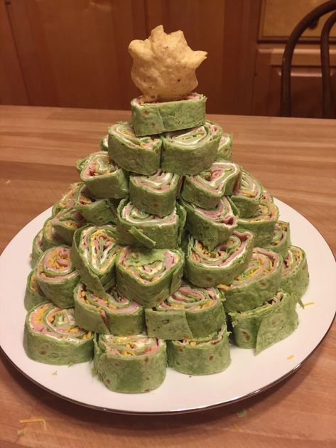 Pinwheel Tree Appetizer, Tree Shaped Food, Elf Themed Appetizers, Christmas Tree Pinwheel Appetizer, Christmas Tree Pinwheels, Appetizer Christmas Tree, Christmas Themed Finger Foods, Christmas Tree Food Ideas, Pinwheel Christmas Tree