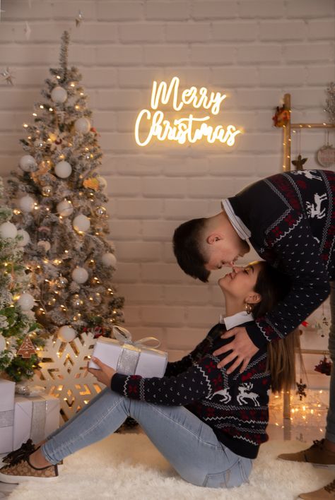 Xmas Couple Outfit, Night Time Christmas Photoshoot, Couple Christmas Mini Sessions, Christmas Time Engagement Photos, Christmas Photo With Boyfriend, Christmas Photos Ideas For Couples, Christmas Photoshoot Couples Outfits, Christmas Photoshoot For Couples, Gingerbread Christmas Photoshoot