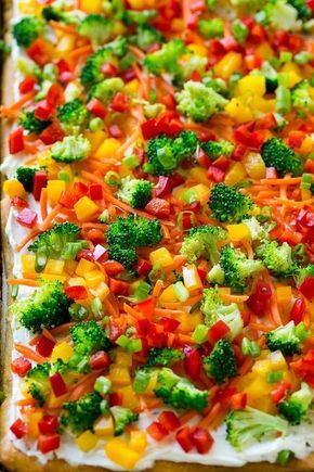 This veggie pizza is a crispy crescent roll crust topped with ranch flavored cream cheese and crunchy colorful vegetables. Crescent Roll Fruit Pizza, Crescent Roll Crust, Veggie Pizza Recipe, Vegetarian Appetizer, Pizza Appetizers, Pizza Dinner, Fruit Pizza Recipe, Holiday Appetizer, Crescent Roll Recipes