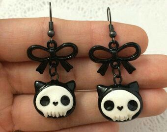 Cats Crafts, Polymer Clay Halloween, Cat Skull, Clay Jewelry Diy, Cute Clay, Clay Design, Sculpting Clay, Funky Jewelry, Polymer Clay Charms