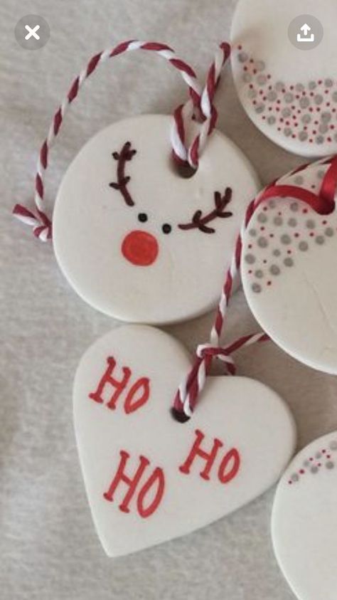 Airclay Ideas Christmas, Christmas Diy Preschool, Christmas Ornaments Ceramic Ideas, Clay Xmas Decorations Diy, Air Dry Clay Christmas Decorations Kids, Diy Clay Crafts Christmas, Christmas Airdry Clay Ornaments, Christmas Clay Ideas For Kids, Christmas Ornaments Homemade Clay