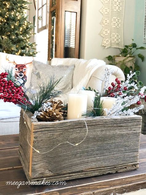 Barnwood Box Christmas Ideas Diy Wood Christmas Decor, Barn Board Crafts, Barn Board Projects, Wood Box Decor, Wood Christmas Decor, Barnwood Projects, Diy Boxes, Inside House, Box Decor