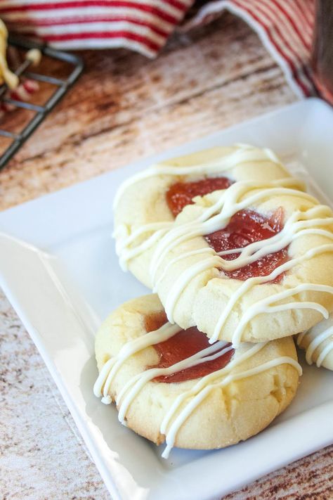 Raspberry Shortbread With a White Chocolate Drizzle Raspberry Shortbread, Raspberry Thumbprint, White Chocolate Drizzle, Raspberry Cookies, Cake Mug, Dessert Recipies, Just A Pinch Recipes, Holiday Cookie Recipes, Raspberry Lemonade