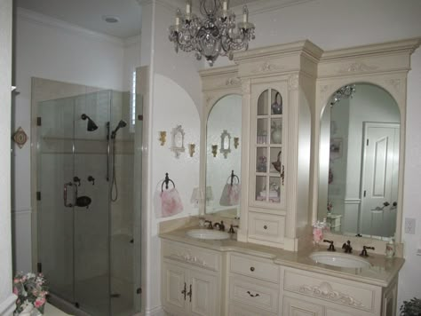 Master bath Master Bedrooms Coquette, Pink House Interior, Casa Vintage, Pretty Room, Cute House, Dream Apartment, Dream House Interior, Girl House, House Room