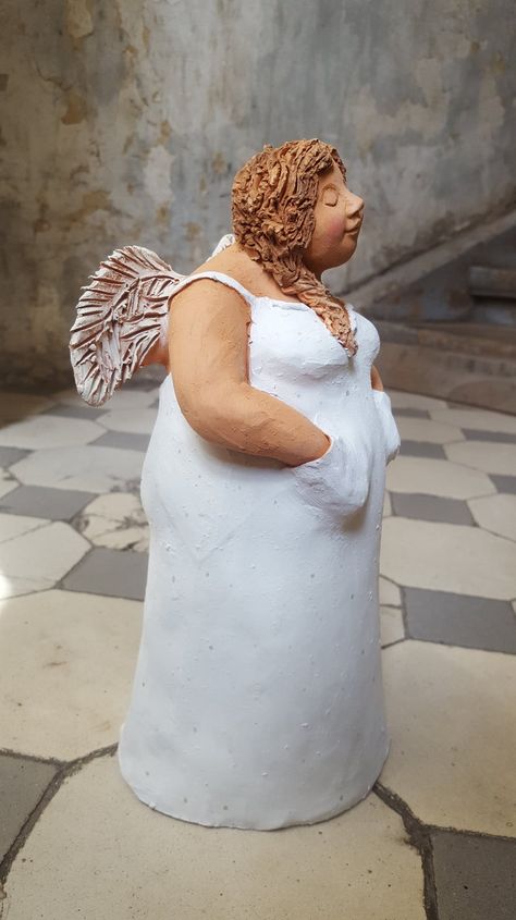 Clay Angel, Pottery Angels, Ceramic Pinch Pots, Plus Size Art, Sculptures Céramiques, Paper Mache Sculpture, Ceramic Angels, White Angel, Ceramic Figures