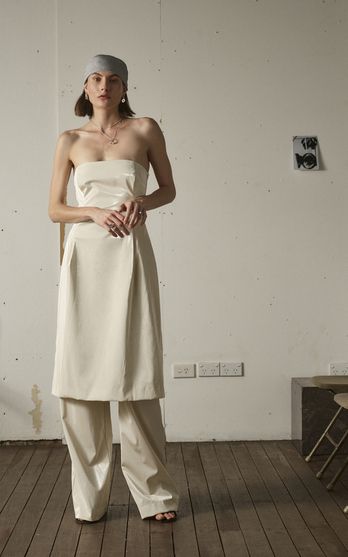 Low Key Wedding Dress, Structured Dresses, Mini Strapless Dress, Georgia Fashion, Paris Georgia, Dress Over Pants, Printed Silk Skirt, Structured Dress, Resort 2020