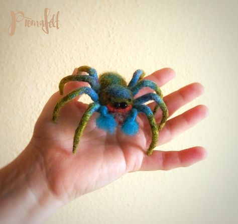 Felted Spider, Needle Felted Halloween, Felted Halloween, Jumping Spiders, Halloween Web, Fairy Art Dolls, Wool Animals, Spider Art, Textile Sculpture