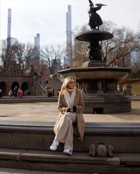 Bethesda fountain Central Park @indialilliedavies Nyc Iconic Places, Fall Central Park Photoshoot, Nyc Photoshoot Ideas Manhattan, Central Park Portraits, Central Park Fall Outfit, Central Park Senior Pictures, Central Park Fall Photoshoot, Central Park Picture Ideas, Ny Photoshoot Ideas