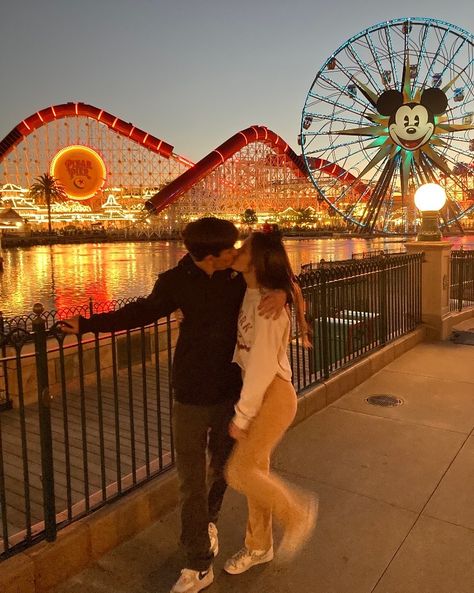 Disneyland Couples Pictures, Disney Couple Outfits, Baseball Couples, Fair Pictures, My Dream Come True, Disney Picture Ideas, Autumn Miller, Disneyland Photography, Theme Park Outfits