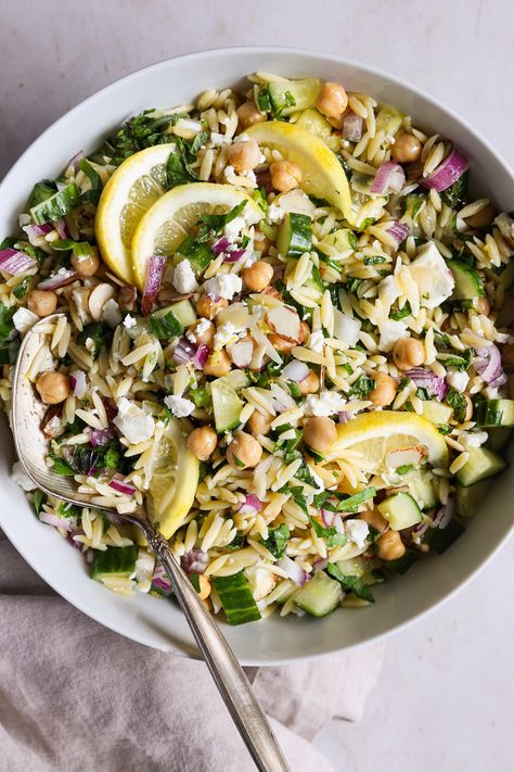 With over 5 high rated orzo recipes to my name, I introduce the latest – my Orzo Pasta Salad. Perfect for meal prep or on the go days. Orzo Power Bowl, Orzo Feta Salad, Pasta Salad Meal Prep, Pasta Salad With Feta, Orzo Pasta Salad Recipe, Chicken Pesto Pasta Salad, Hearty Salad Recipes, Feta Pasta Salad, Orzo Salad Recipes