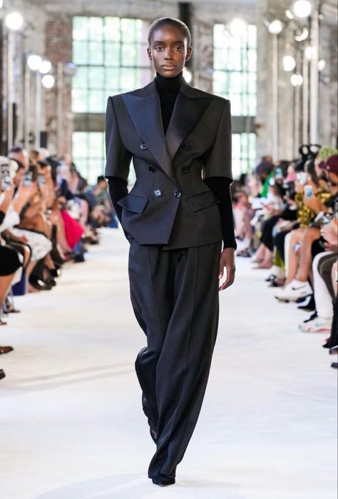 Courrier - Michele Lal - Outlook Fall 2022 Couture, 2022 Couture, Briefcase Women, Paris Couture, Model Looks, Black Costume, Fashion D, Stylish Work Attire, Smart Outfit