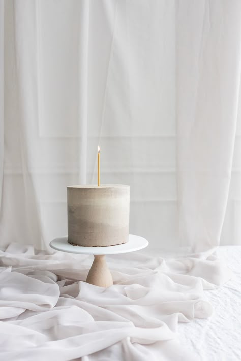 How To Photograph Cakes, Aesthetic Smash Cake, Beige Cake Birthday, Beige Cake Aesthetic, Simple 1st Birthday Cake, Cake Photoshoot Ideas, Cake Photography Styling, White Smash Cake, 1 Year Birthday Cake