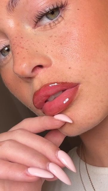 Sam 🍓💗 on Instagram: "Recreating the 'Clean girl' queen's lip combo! Ad. 🍓🫧Using @rimmellondonuki Glassy Gloss in berry glacé & brownie pie lipliner! #RimmelLondon #bigglossenergy #ad" Lips Ideas Makeup, Prom Lip Combo, Brownie Lip Combo, Clean Girl Lip Combo, Lip Liner Lip Gloss Combo, Berry Lip Combo, White Girl Lip Combo, Lips Makeup Ideas, Lined Lips With Gloss