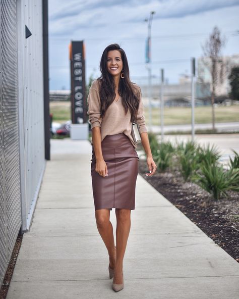 Burgundy Leather Skirt Outfit, Pencil Skirt Outfits Classy, Nude Heels Outfit, Faux Leather Skirt Outfit, Leather Pencil Skirt Outfit, Camel Sweater, Brown Leather Skirt, Leather Skirt Outfit, Faux Leather Pencil Skirt