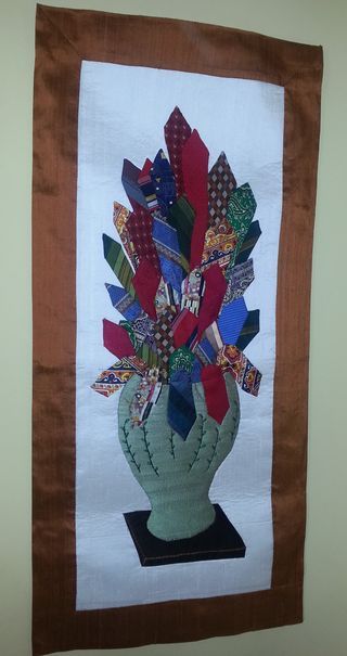 Necktie wall hanging. What a wonderful way to memorialize a lost family member! I have been looking for something to do with my father's ties, this might just be the one. Neck Tie Projects, Necktie Quilt, Tie Pillows, Necktie Crafts, Tie Ideas, Old Ties, Tie Quilt, Tie Crafts, Crafts Sewing Projects