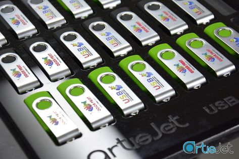 https://flic.kr/p/2kCeoRR | Metallic USB data stick custom logo printing | www.artisjet.com/index.php/en/en-products/en-led-uv-print... info@artisjet.com Uv Flatbed Printing Ideas, Uv Dtf Ideas, Uv Printing Ideas Products, Uv Printing Ideas, Metal Printing, Job Ideas, Stationery Printing, Print Media, Promotional Items