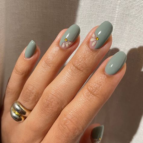 Rounded Nails, Green Nail Designs, Spring Nail Designs, Daisy Nails, Simple Gel Nails, Round Nails, Spring Nail, Minimalist Nails, Nail Designs Spring