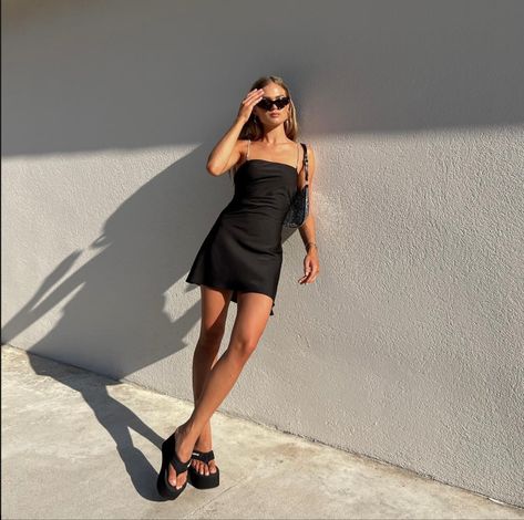 Black Platforms Outfit, Platform Sandals Outfit Dress, Black Platform Sandals Outfit, Out Of Style 2023, Black Sandals Outfit, Platforms Outfit, Platform Sandals Outfit, Thong Heels, Holiday Outfit Inspo