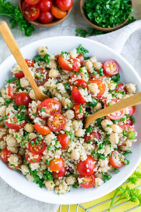 This Tomato Quinoa Salad is fast, flavorful, and easily made in advance, meal prep style, for speedy lunches and sides for work, school, or home! Vegan + GF Tomato Quinoa Salad, Salad Quinoa, Vegan Protein Recipes, Plats Healthy, Resep Salad, High Protein Vegan Recipes, Vegan Salad Recipes, Quinoa Salad Recipes, Vegan Salad