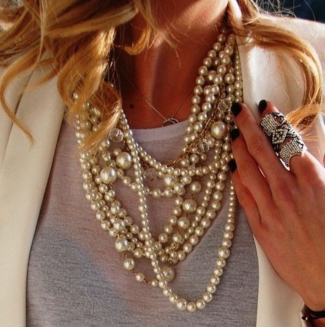 Pearl Necklace Outfit, Tulip Necklace, Strand Of Pearls, Layered Pearl Necklace, Chunky Pearls, Necklace Outfit, The More The Merrier, Head Style, Pearl Necklace Designs