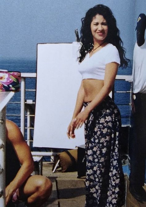 Great pics! 90s Latina Fashion, 90s Latina, Bidi Bidi Bom Bom, Selena Quintanilla Outfits, Selena Quintanilla Fashion, Latina Aesthetic, Selena Q, Tejano Music, Robert Mapplethorpe