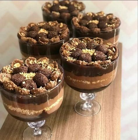 Bolo Recheado; Bolos; Pedaço de bolo; Doces; Deserts Ferrero Rocher, Mini Cheesecake, Cheesecake, Food And Drink, Nutrition, Ethnic Recipes, Tiramisu