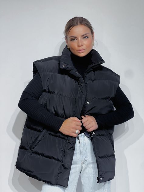 Oversized Black Puffer Vest Outfit, Oversize Puffer Vest Outfit, Large Vest Outfit, Black Puffy Vest Outfit, Oversized Puffer Vest Outfit, Puffy Vest Outfits For Women, Vests Puffer, Puffer Vests For Women, Puffer Vest Outfit Black