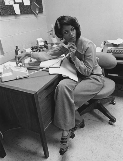 Office worker/secretary 1975. 70s Women, On The Phone, Office Workspace, Vintage Office, Business Casual Dresses, Work Wear Women, Working Woman, Look Vintage, Business Dresses