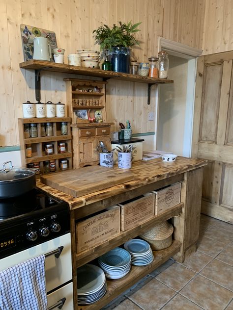 Tiny Cabin Kitchen, Vintage Kitchen Ideas, Unfitted Kitchen, Barn Kitchen, Freestanding Kitchen, Cabin Kitchens, Tiny House Kitchen, Patio Diy, American Home