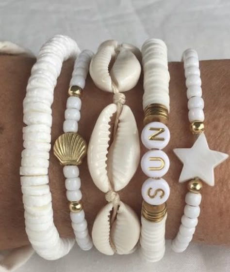 White Shell Bracelet, White Bracelet Aesthetic, White And Gold Clay Bead Bracelet, Diy Bracelets Aesthetic, Beach Bracelets Diy, Cowrie Shell Bracelet, Make Clay Beads, Clay Bead Bracelet Ideas, قلادات متدلية