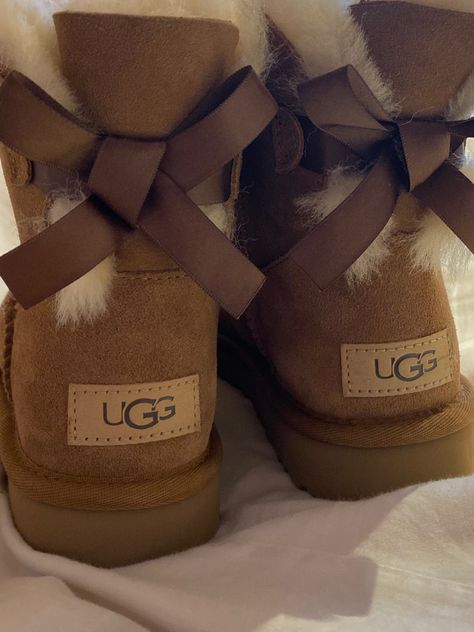 Chocolate Uggs Outfit, Chocolate Uggs, Boots With Bows, Ugg Boots With Bows, Brown Uggs, Cute Uggs, Uggs With Bows, Chocolate Girls, Bailey Bow Uggs