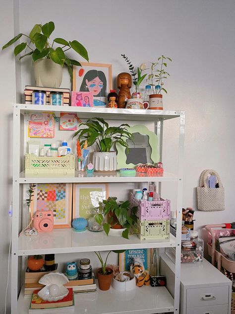 Aesthetic Room Dresser, College Dorm Shelves, Aesthetic Shelf Decor Ideas, Shelf Organization Aesthetic, Shelf Set Up, Dorm Shelf Decor, Cute Shelves Bedroom, Bookshelf Inspo Bedroom, Aesthetic Shelf Decor