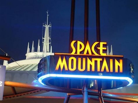 Disney Tomorrowland, Disney World Bucket List, Magic Kingdom Orlando, Disneyland And California Adventure, Magic Kingdom Rides, Disneyland Aesthetic, World Attractions, Disney World Attractions, Disneyland World