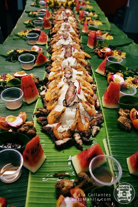 🇵🇭 The Philippines | Kamayan Feast • “Boodle Fight” Boodle Food Ideas, Kamayan Style Party, Kamayan Feast Ideas, Kamayan Food Ideas, Filipino Themed Wedding, Kamayan Feast, Filipino Food Party, Philippine Food, Philippines Food