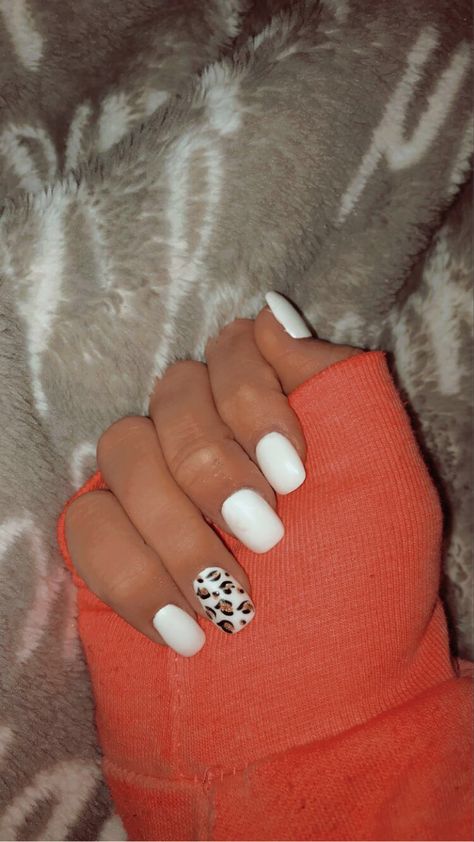 White Nails With Cheetah Print, White And Black Leopard Nails, White Cheetah Print Nails, White Leopard Nails Art Designs, White Cheetah Nails, Cheetah Nails Black And White, Black And White Animal Print Nail Art, Black Nails With Cheetah Accent Nail, Cheetah Print Nails