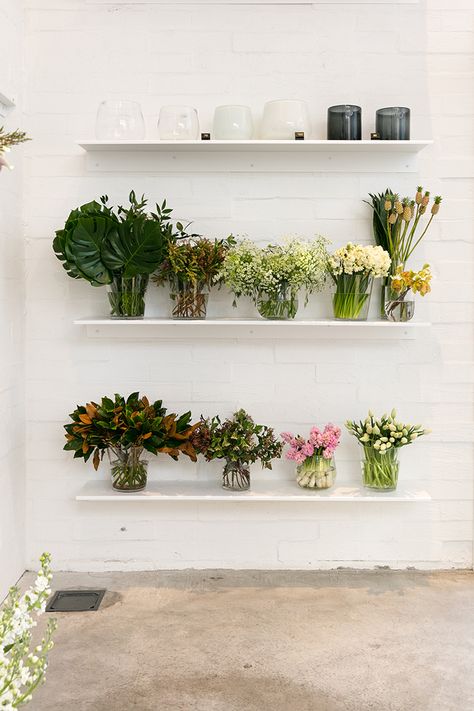 Modern Florist Shop, Flower Shop Interiors, Florist Studio, Flower Shop Decor, Outside Fall Decor, Flower Shop Design, Enchanted Florist, Fancy Design, Flower Bar