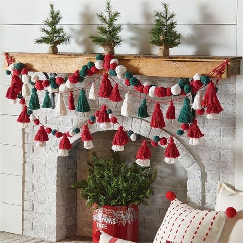 Diy Tassel Garland, Christmas Pom Pom, Diy Christmas Garland, Pom Garland, Christmas Decor Inspiration, Pom Pom Crafts, Pom Pom Garland, Tassel Garland, Diy Garland