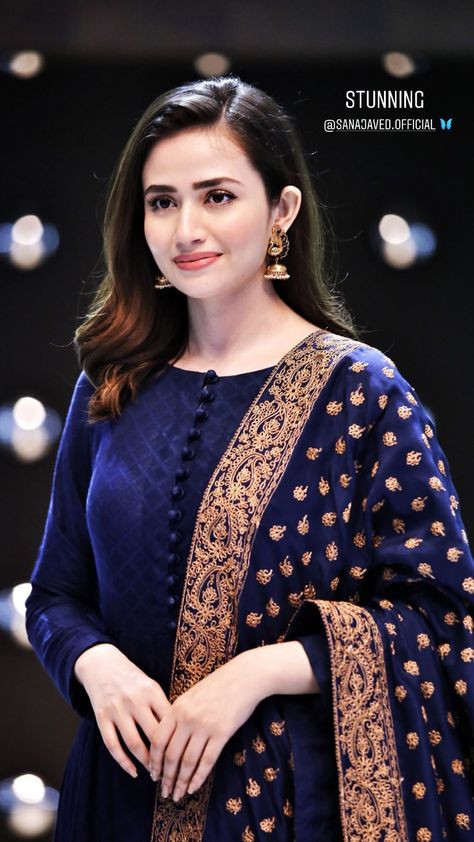 Pakistani most beautiful actree sana javed looking gorgeous in blue dress Sana Javed, Simple Dress Pattern, Pakistani Fashion Casual, Pakistani Celebrities, Dress Book, Fashion Things, Pakistani Dresses Casual, Dress 2016, Kurti Designs Party Wear