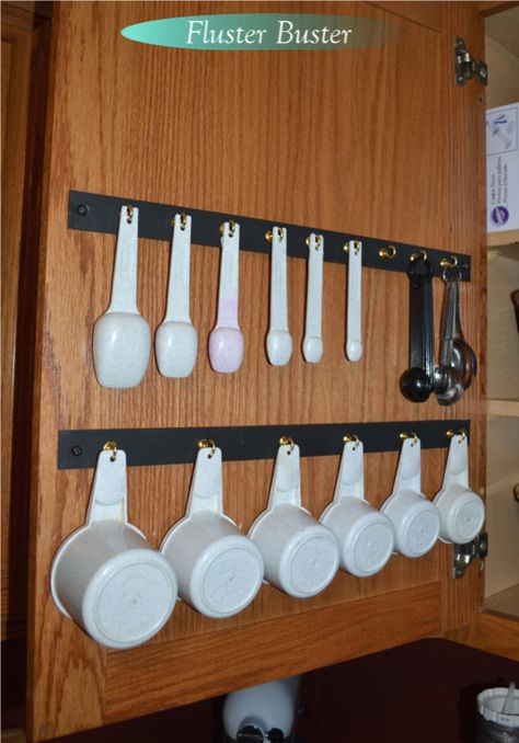 An easy and inexpensive project to organize your measuring cups and spoons. Hang Measuring Cups And Spoons, Measuring Spoons Organization, Measuring Cup Organization, Measuring Cup Storage, Cup Organization, Kitchen Sink Remodel, Kitchen Tile Inspiration, Spoon Rack, Decor Organization