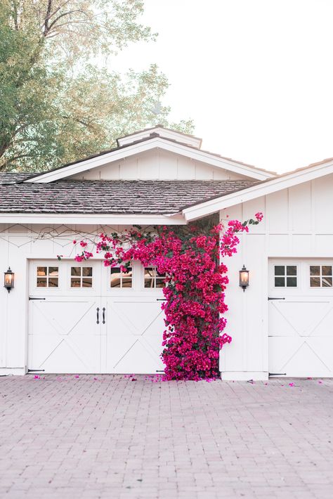 Arcadia Phoenix, White Garage Doors, Garage Door Ideas, Phoenix Homes, Unique House Design, Contemporary Farmhouse, Interior Modern, Bougainvillea, Exterior Home