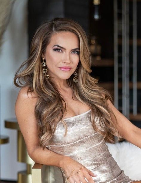 Selling Sunset‘s Chrishell Stause Might Be Off The Grid After This Season #refinery29 https://www.refinery29.com/en-us/2020/05/9823286/selling-sunset-season-2-chrishell-hartley-divorce Chrishell Stause Hair Color, Chrishell Stause Hair, Chrishell Stause, Warm Highlights, Sunset Hair, Selling Sunset, Hair Fair, Justin Hartley, Hollywood Hair