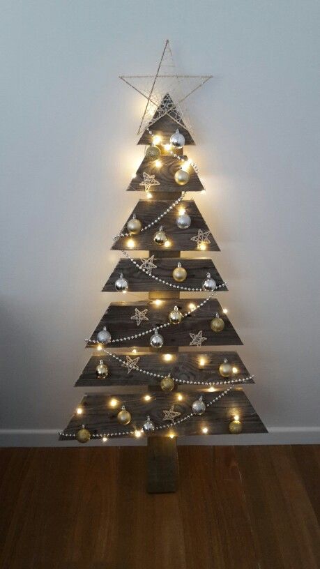 Top 20 Pallet Christmas Tree Designs To Pursue                                                                                                                                                                                 More Christmas Tree With Lights, Amazing Christmas Trees, Tree With Lights, Diy Christmas Lights, Best Christmas Lights, Wooden Christmas Crafts, Pallet Christmas Tree, Pallet Christmas, Creative Christmas Trees