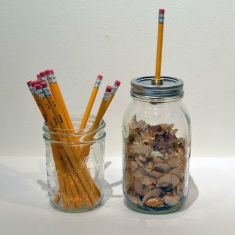 20 Unconventional Ways to Use Mason Jars Rangement Art, Pencil Shavings, Art Studio Room, Astuces Diy, Jar Diy, Mason Jar Crafts, Jar Crafts, American Design, Art Room