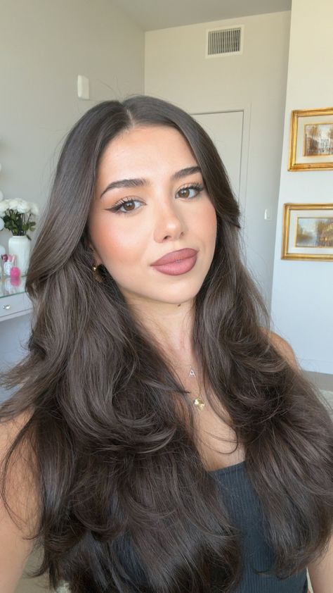 Amanda Diaz, Vintage Makeup Looks, Long Layered Haircuts, Pretty Ppl, Aesthetic Women, Attractive People, Beautiful Smile Women, Chain Jewelry, Cute Selfie Ideas