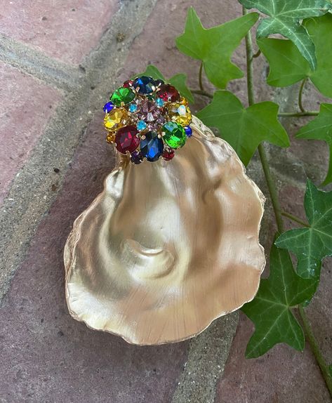 Gold Vintage Oyster Trinket - The shell is hand-painted with a beautiful gold leaf finish with a multi colored jewel. Each shell is personally handpicked to create this gorgeous trinket dish. Approximate size 3.5" The perfect  jewelry holder or decorative piece to add a touch of the coast to any home or office.  This item has been carefully handcrafted to create its One-Of-A-Kind appearance. No two shells are identical. Scallop Shell Craft, Shells Craft, Seashell Wreath, Oyster Shell Crafts, Shell Ideas, Shell Craft, Shell Crafts Diy, She Sells Seashells, Painted Shells