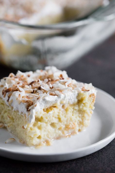 Coconut Cream Cake, Tres Leches Cake Recipe, Desserts Vegan, Milk Cake, Tres Leches Cake, Yummy Dessert, Homemade Whipped Cream, A Piece Of Cake, Tres Leches